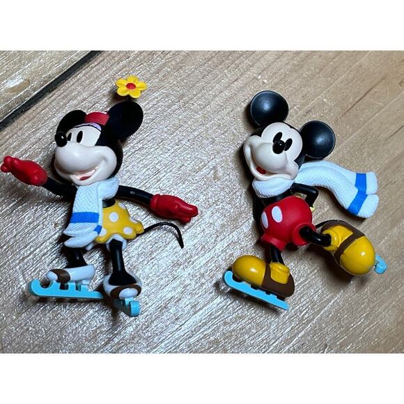 2018 Hallmark Disney Keepsake Christmas Ornament.Mickey&Minnie Mouse Mice on ice - Picture 1 of 8
